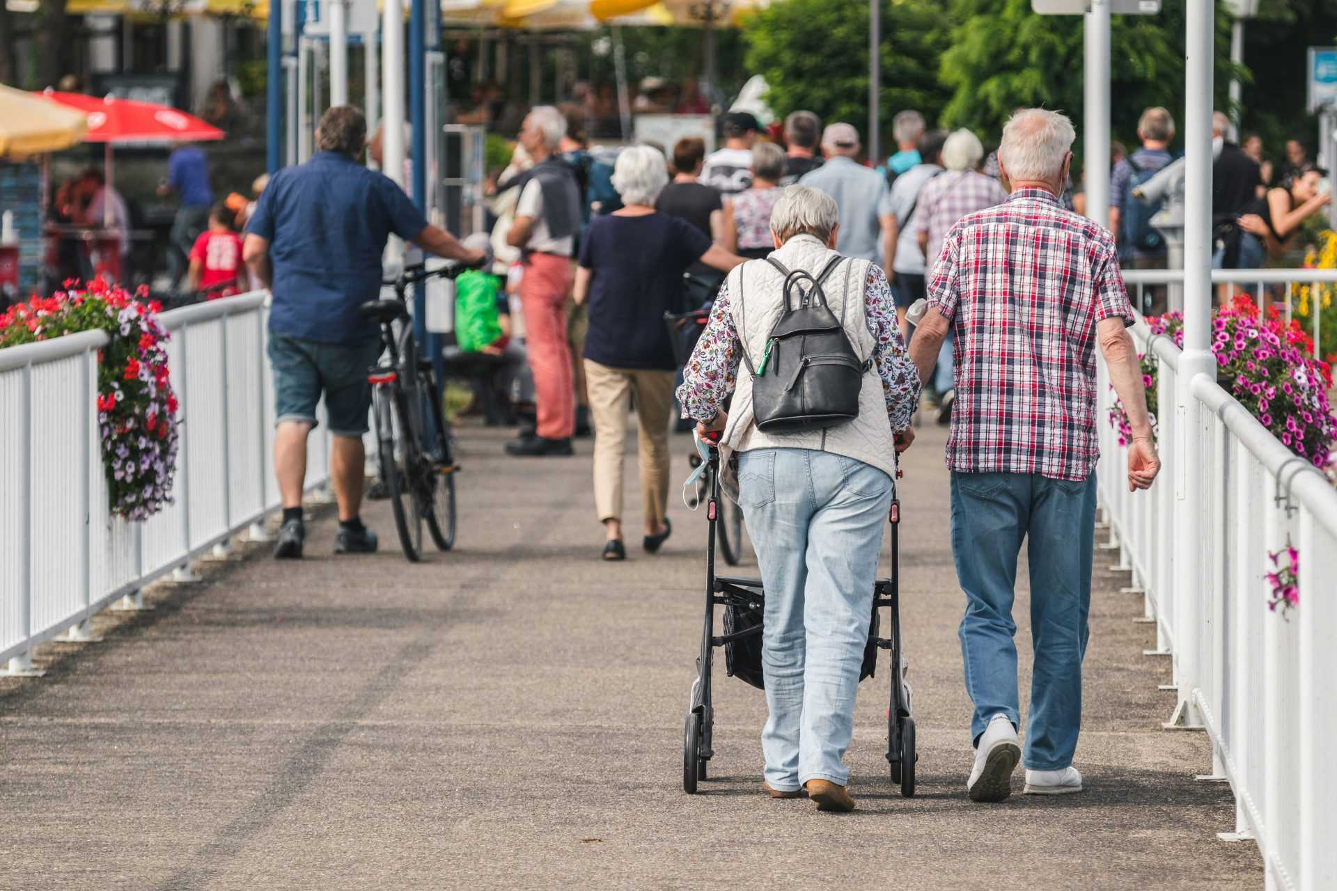 Ehepaar geht spazieren