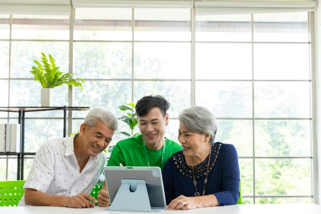 Familie schaut zusammen auf Tablet