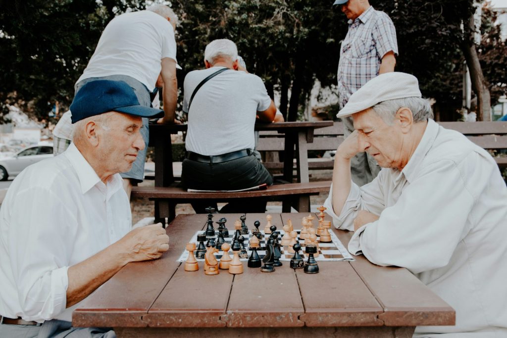 Zwei ältere Männer beim Schachspielen