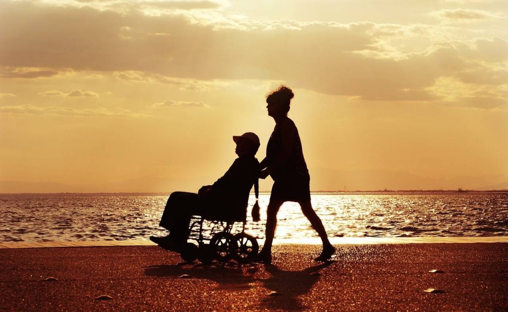 Rollstuhl am Sonnenuntergang für eine Individuelle Betreuung